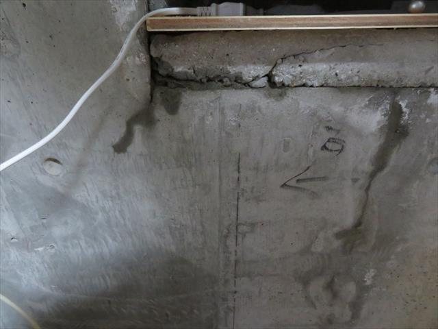 サッシ周囲のコーキング劣化により始まった雨漏りは、部屋内部に大きな雨染みができた。