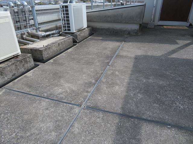 シンダーコンクリート打ちっぱなし仕上げの屋上が３０年を経過してくるとアスファルト防水は機能しなくなる