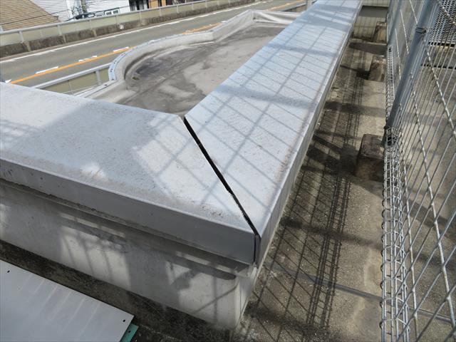 パラペット天端の笠木継ぎ目のシール効果が落ちると雨水が隙間から多く入り込む