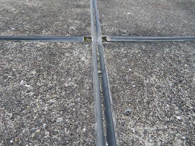 屋上土間のシンダーコンクリートは平面で雨水の影響を強く受けるので、３０年を減るとセメント成分が流れ出し、砂粒が露出した荒れた状態になっている