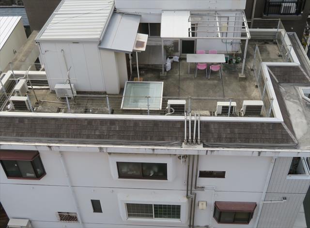 陸屋根構造のビルの屋上は広い平面が広がっている