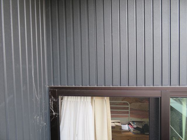 サッシ周囲、特に上端のコーキングが重要ですが、まだまだ切れていません。