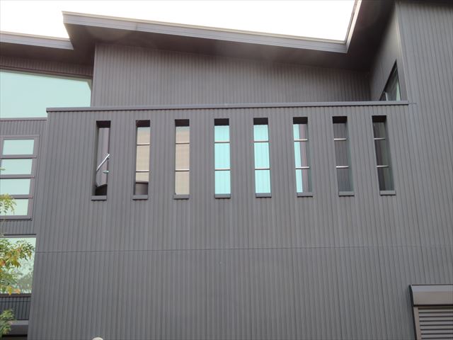 建物本体と屋根がないバルコニーは躯体強度が異なるので、固有の振動周期も異なる