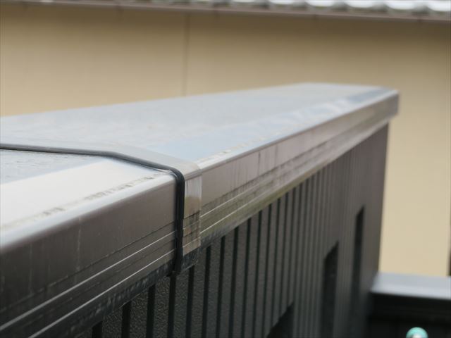 バルコニー手摺は建物外壁との接点にコーキングが打たれている