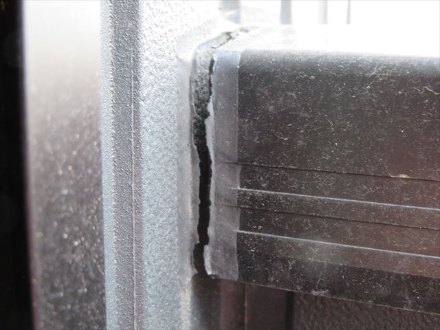 建物外壁とバルコニー手摺との接合部分のコーキングが切れている