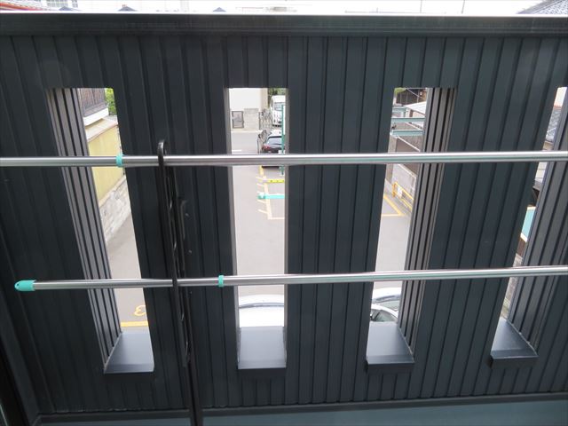 バルコニー外壁にはデザイン性と通気性を求めて開口部が設けられている