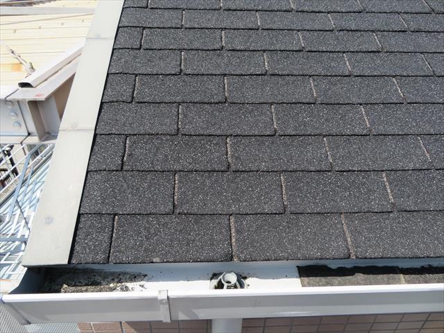 軒先から雨水が流れ落ちる総量はずいぶん少ないものの、ケラバからも雨水は滴り落ちます。そのケラバに水切り板金は不要なのでしょうか。