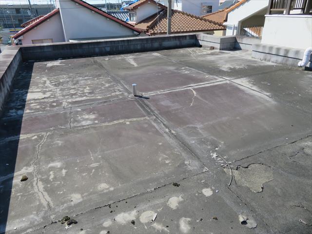 一定幅のシートが張り巡らされ塩ビシート防水やゴムシート防水に似ているが、表面がザラザラしているものはアスファルト防水である可能性が高い