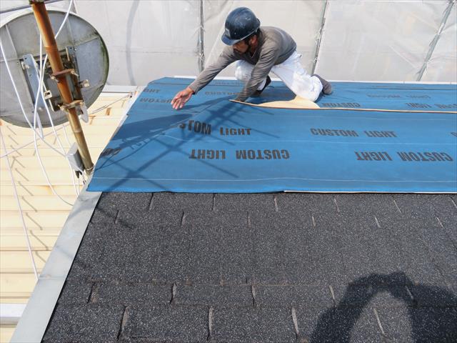 新しく敷き詰めたルーフィングシートは、元々のケラバ板金の上まで敷き込むので、カバーされる屋根面に雨水は到達しない