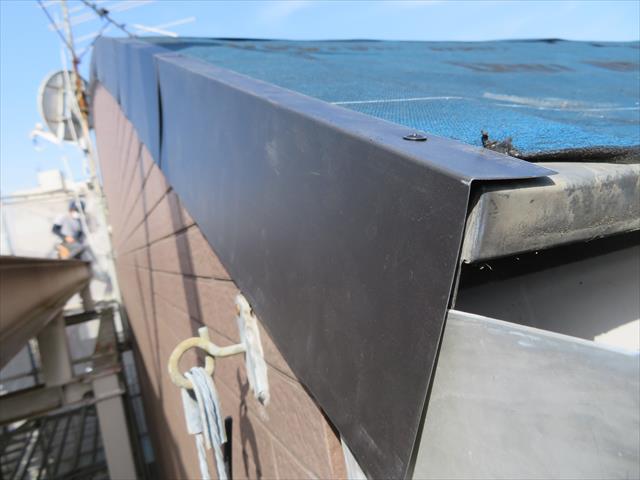 カバー工事でその厚みの影響がでない場合、ケラバ板金は撤去せずカバーする方が雨仕舞が良い