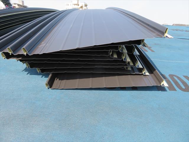 立平の嵌めあいリブ構造は屋根材の強度を格段に上げ、嵌ると外れず雨水を侵入させない