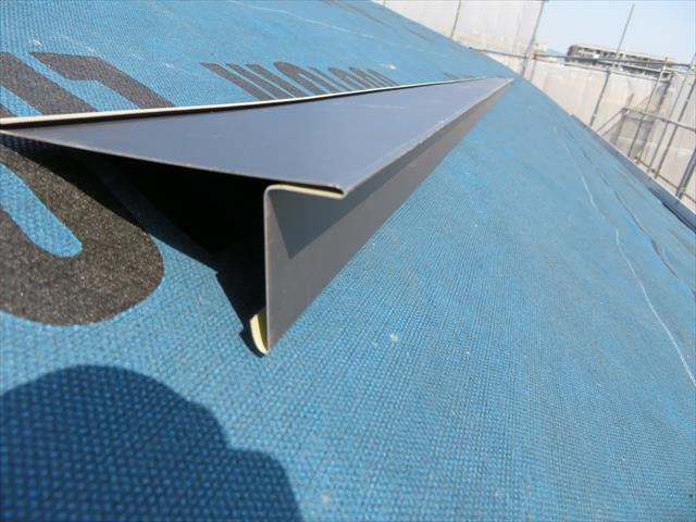 軒先から滴り落ちる雨水は、スッキリ切れていくものと、屋根材を伝って裏側に回り込んでしまうものがありますので唐草が軒先で雨水を切ります