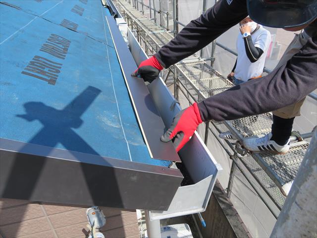 軒先に水切り板金が設置される理由は、屋根に降り注ぎ軒樋に流し込まれる水量が最も多い場所が軒先だから