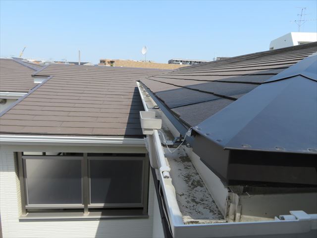 軒樋（雨どい）は屋根の先端である軒先に設置されて雨水を受け止めて竪樋へ排水する