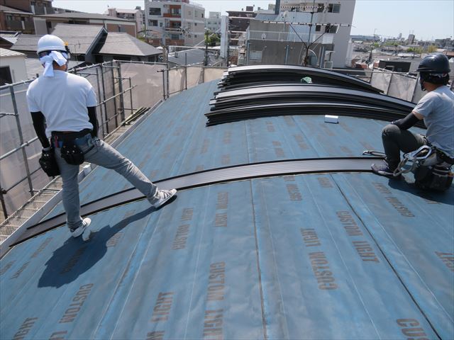 屋根の中央付近に基準として張られたガルバリウム鋼板製屋根材ＪＦＥ立平３３３
