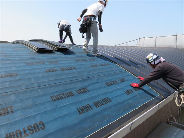 熟練の屋根職人は豊富な経験から施工上の注意点を見抜いて失敗がないように作業を進める