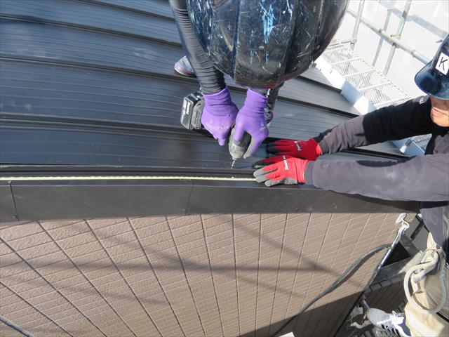 ケラバ板金をカバー設置した上から立平を被せて納めるので、さらに雨水が入りにくい構造になる