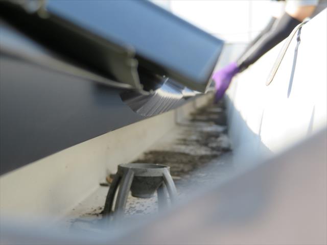 軒先の水切り板金唐草を、ハゼ折り機で曲げた立平の先端が掴むので、軒先からめくれることはなく、その強度も飛躍的に上がる。