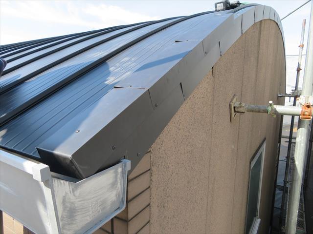 ケラバ板金仕上げは捨て板金を設置したうえで、屋根材本体を葺いた後、さらに化粧包みする