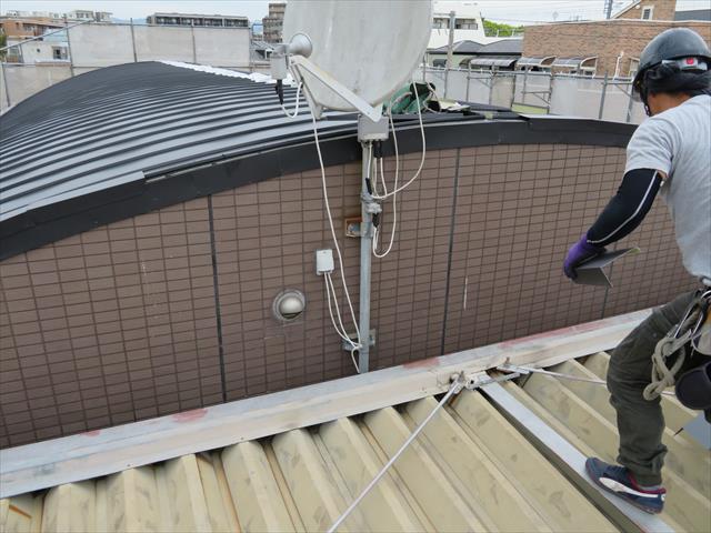 屋根にとって最大の敵は雨水の侵入ですが、雨水以外にも大きな敵が存在しています。台風や春一番、木枯らし、つむじ風、竜巻などに伴う強風が被害をもたらします。