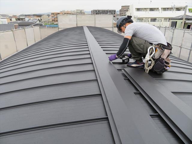屋根全体を俯瞰してみると、屋根には様々な弱点があります。雨漏りしやすい箇所が弱点と言う事になりますが、棟、谷、壁との接合点、軒先が該当します。