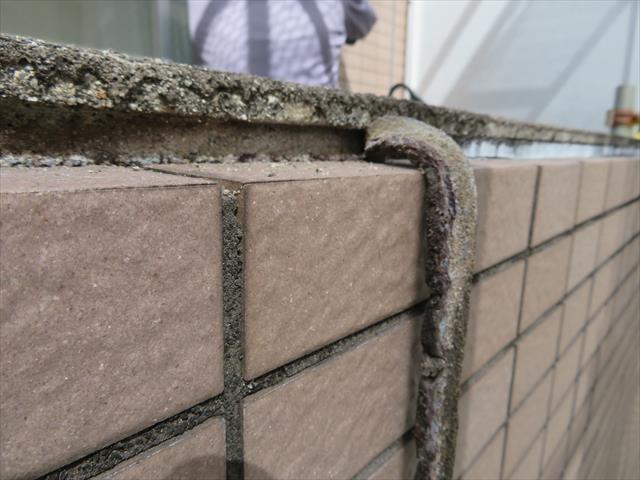 古く劣化が著しいコーキングを撤去すると、雨水が入り込む隙間がある事がはっきりと判る。