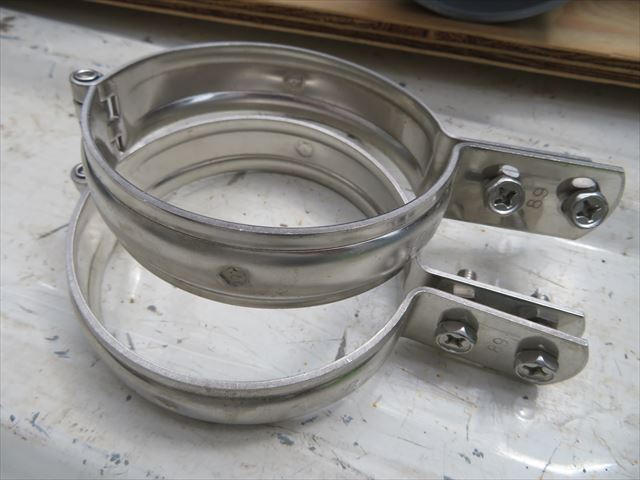 竪樋の固定金具デンデン