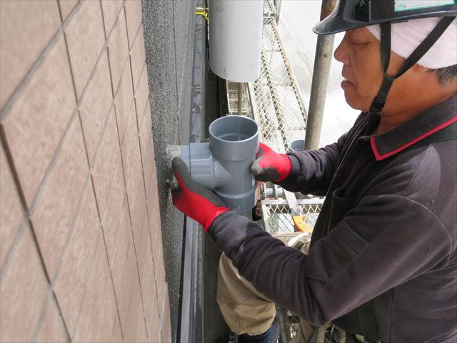 職人技が光る竪樋中間地点のチーズ交換