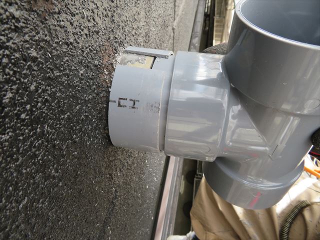 ストレート管をＣクリップにすれば固定継ぎ手が入らない場所でも雨どいは継ぐことが出来る