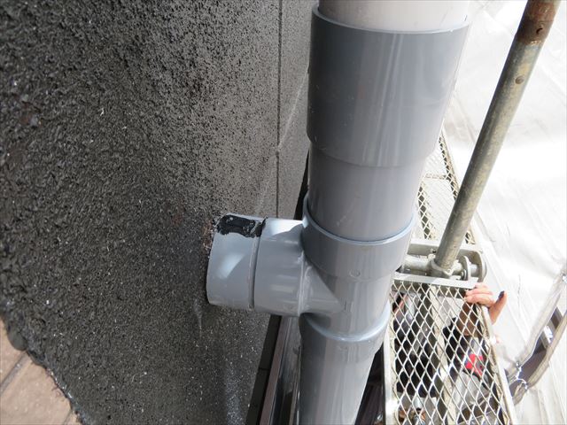 Ｃクリップの内側にはたっぷりの接着剤を塗布し、上端の割れ目には変成シリコンを充填する