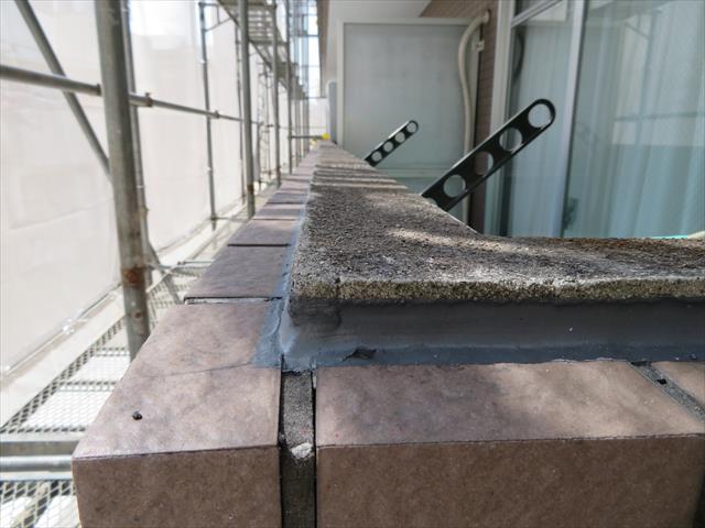 外壁本体とタイル接合部の干渉目地コーキングを撤去新設してもまだ雨水が入り続けていた。