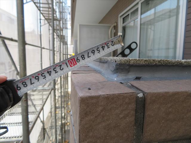 外壁の最頂部天端が水平構造で雨水を滞留しやすいので、傾斜構造に変更する方法を考えた。