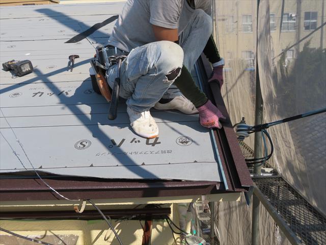 軒先を唐草で水切りするように、ケラバにも屋根材に応じた水切り板金を設置する