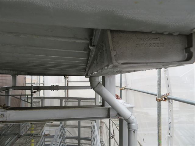 軒樋は竪樋の位置が最も低くなるように水勾配をつけて設置される