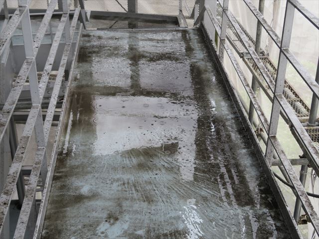 折板屋根の下部に設置されている軒樋内部を高圧洗浄すると汚泥水があふれかえった