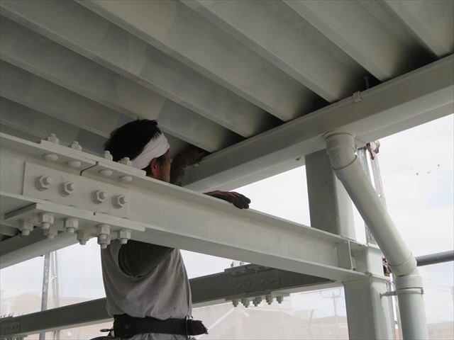 折板屋根で省スペースを図らねばならない場合、屋根の下に軒樋が設置されることがある