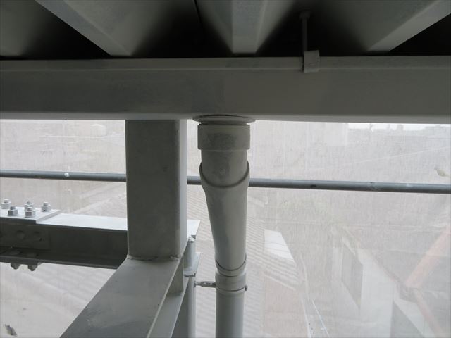 軒樋の雨水は、竪樋に向かって流れ、地表へ向けて排水されていく位置関係にある