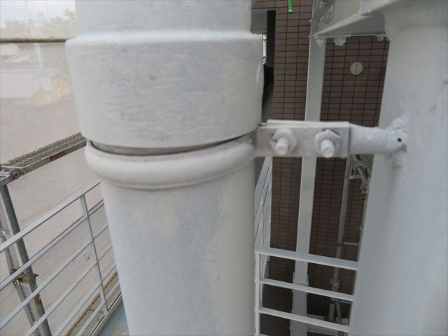 軒樋の直下にはデンデンと言う取り付け金具があるので、緩めなければ軒樋は下がらない