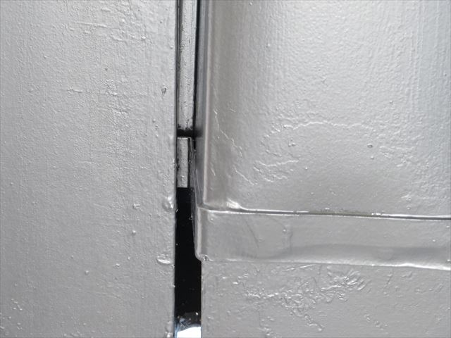 軒樋を下から見上げると軒樋の耳がＨ型鋼の上に乗っていて下がらない事が判った