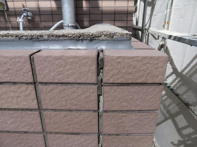 外壁タイルの内部に雨水が入り込み雨漏りする箇所は、目地にできた亀裂が多い。