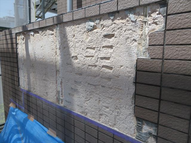 重量鉄骨造の外壁モザイクタイルを剥がすと多孔質のＡＬＣ表面が現れます。