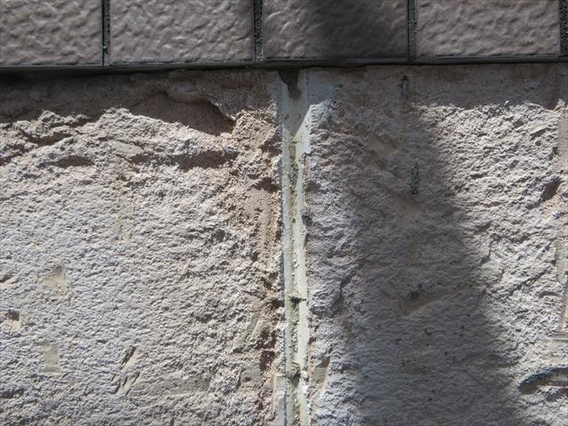 外壁モザイクタイルを斫り取ると下地のＡＬＣの表面がえぐり取られ表面は凸凹が生じた。