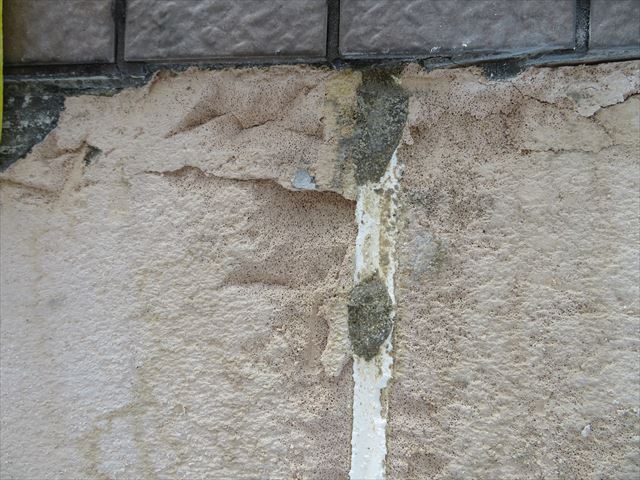 外壁タイルが斫られた下地はＡＬＣボードの表面が露出します。タイルの接着剤とともに素地が剥がれ落ちます。