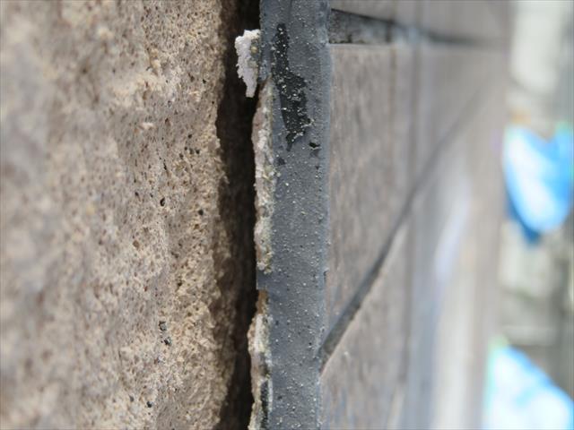 外壁タイルが広い範囲で浮き上がっている状態は、工事中に接近確認すると、外壁下地から縁が切れている事が見える。