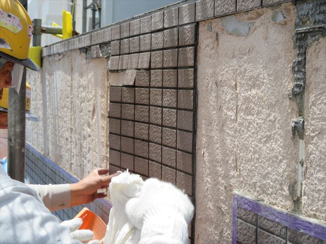 完全に浮き上がっていたタイルは一団の塊で剥がれ落ちて来るので複数人で慎重に斫り作業を進める