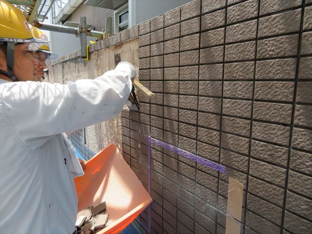 外壁タイルの劣化度合いは千差万別で、斫り作業に入ってみなければ接着具合がどのような状態なのかは分からない