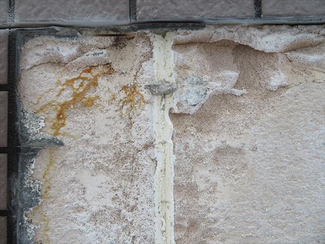 外壁下地のＡＬＣには恒常的に雨漏りが続いていたと考えられ、湿度で変質したＡＬＣはえぐり取られるように欠損します。