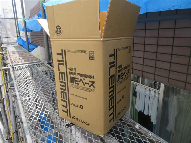 変成シリコン樹脂系下地調整塗材ＭＥベースはその弾性力から揺れエネルギーを吸収してタイル剥がれを防ぐ。