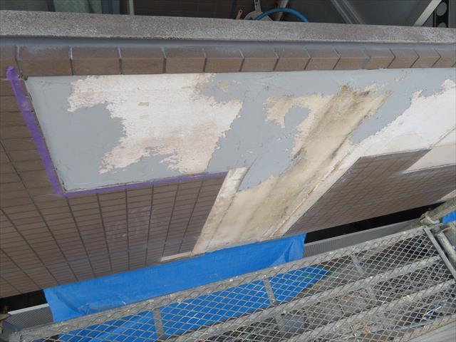 下地の凹凸が深い場所は、ＭＥベースを５ｍｍ以下の塗り厚とし、２回に分けて仕上げる。