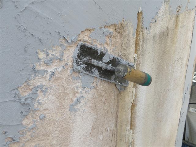 下地に塗布して、擦り込みが完全であることと、ＭＥベースの弾性力は、左官ごての重さをものともせずこの位置を維持しています。